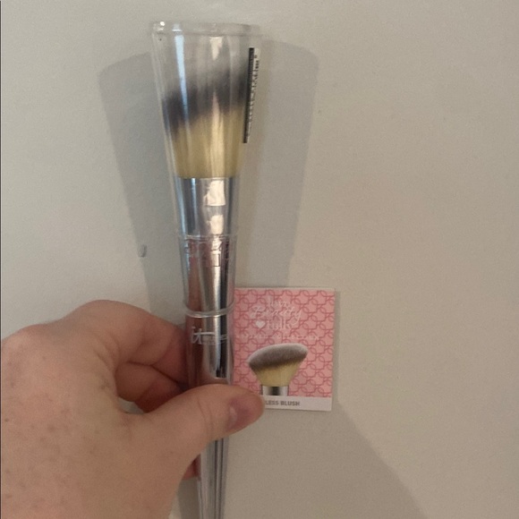 IT Cosmetics Silver Blush Brush - Picture 1 of 1